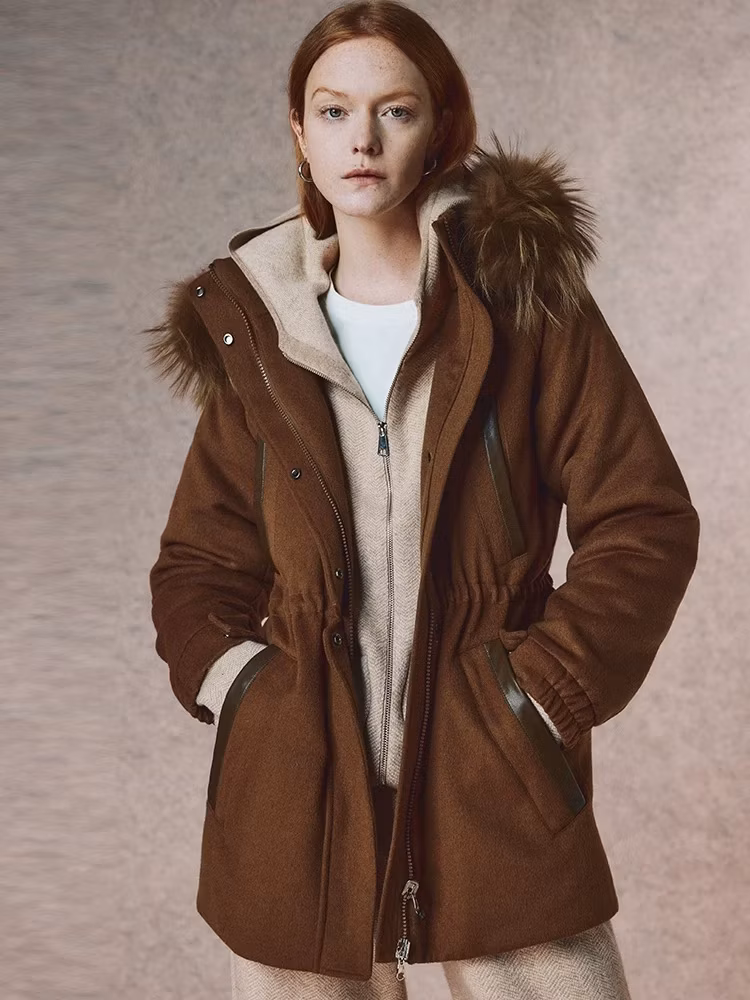 New Design Wholesale Women Winter Wear Wind-Proof Women Clothing Women Buffing Puff Down Waist in Drawstring and Leather Welt with Hood Fur Jacket