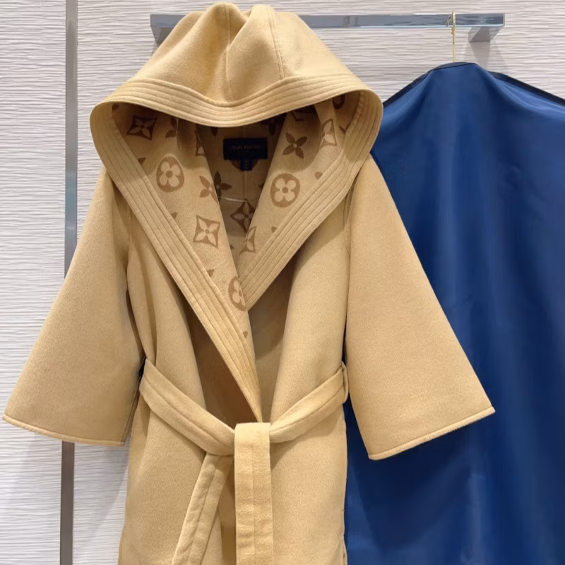 Wholesale Fashion Hot Sell Cute Woman T-Shirts Luxury AAA Copy Coat Designer Clothes