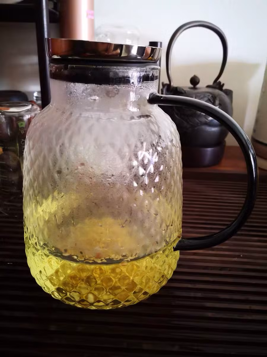 Newly Designed Heat Resistant Borosilicate Glass Water Carafe Jug with Black Glass Handle Glassware