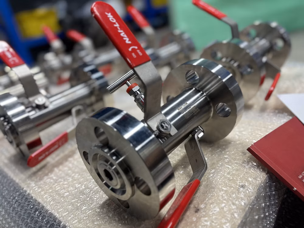Nai-Lok Stainless Steel 316 ANSI ASME B16.5 DN25 600lb RF Flange Ends Dbb SBB Single Block & Bleed Ball Valve with Vent 1/2 Port for Oil