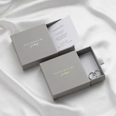 Pandasiew 9X9X2.5cm al por mayor Logo impresión Gris paquete de papel para cajones Caja de Joyas Pulseras de anillos de cuello