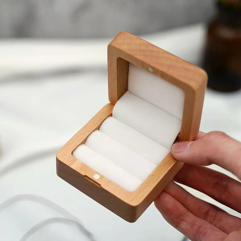 2023 Hot Style Customized Solid Beech Wood Jewelry Engagement Ring Display Gift Box for Weddings