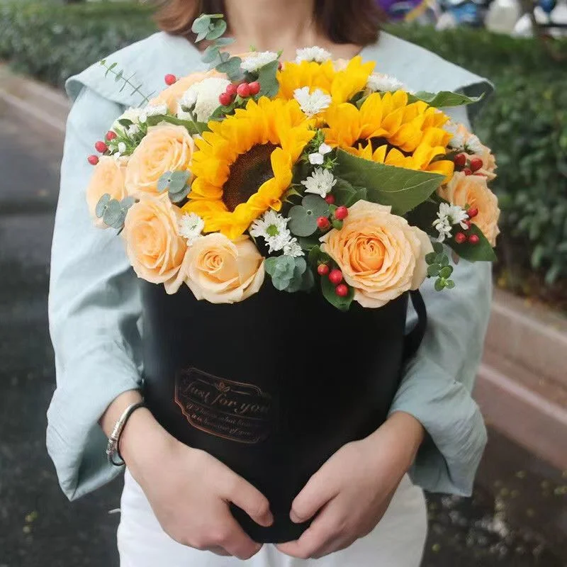 Wholesale Large Size Cylinder Packing Box Valentine Flowers Packaging Gift Box with Hot Stamping Printing