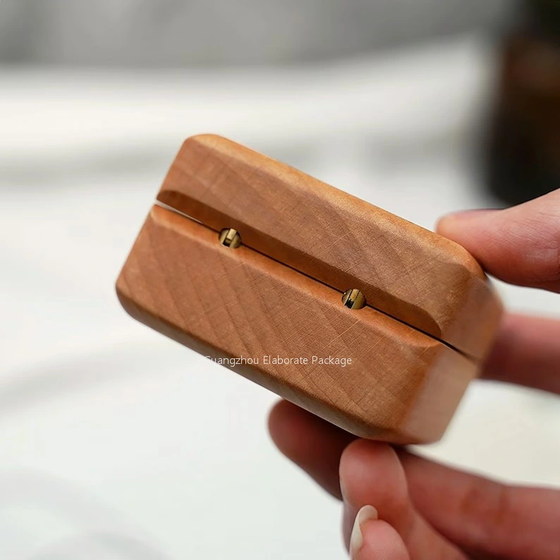 2023 Hot Style Customized Solid Beech Wood Jewelry Engagement Ring Display Gift Box for Weddings
