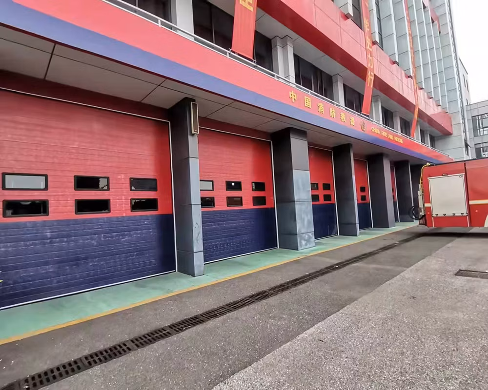 Industrial Automatic Overhead Steel Thermal Insulated Vertical Lifting Roll up Metal Exterior Garage or Sectional Door for Warehouse and Loading Docks