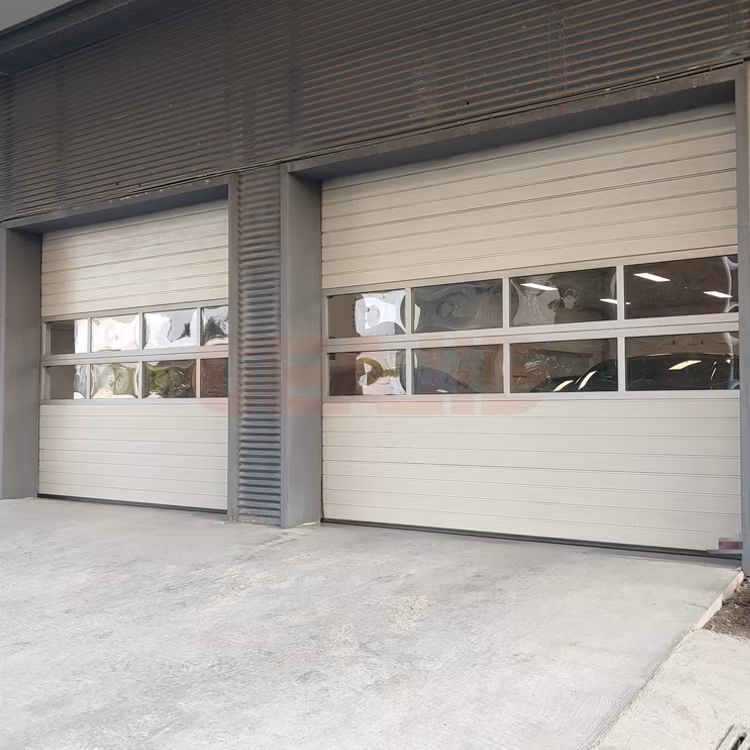 <a href='/porta-sezionale-industriale/'>Porta sezionale industriale</a> automatica in alluminio a rullo sopraelevata per garage