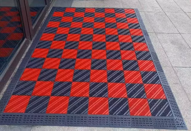 SGS Carpet Factory Wholesale Plastic Flooring Brush Anti Slip Flooring Tiles PP Mat Dust Elimination Interlocking Modular Garage Door Mat for Outdoor Entrance