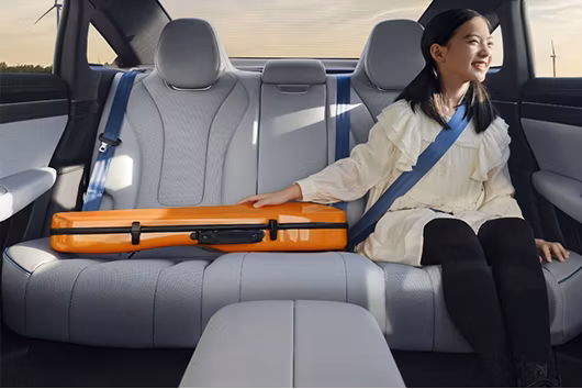 The Luxeed S7 Offers an Impressive Driving Experience with Its 550km Range, MID EV System, 300kw Motor, 70kwh Battery, Regenerative Braking, and a Host of Safet
