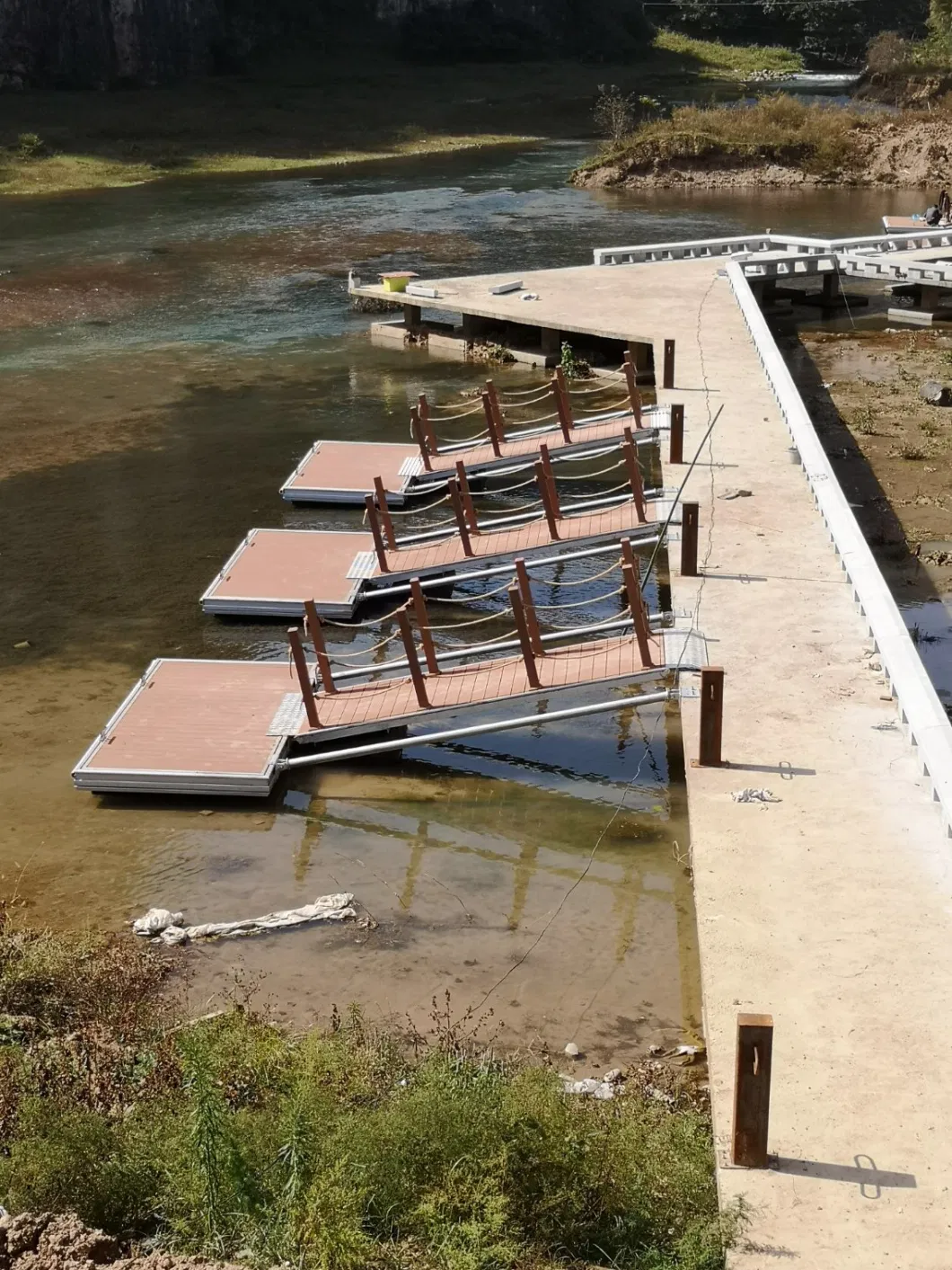 Factory Price Aluminum Strong Structure Pontoon Floats with Pedestal