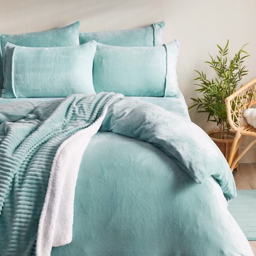 Wholesale Home Hotel Bedroom Bedding Luxury Customize Soft Solid Color Duvet Cover Queen/King Winter Warm Polyester Plush Flannel Quilt Comforter Set