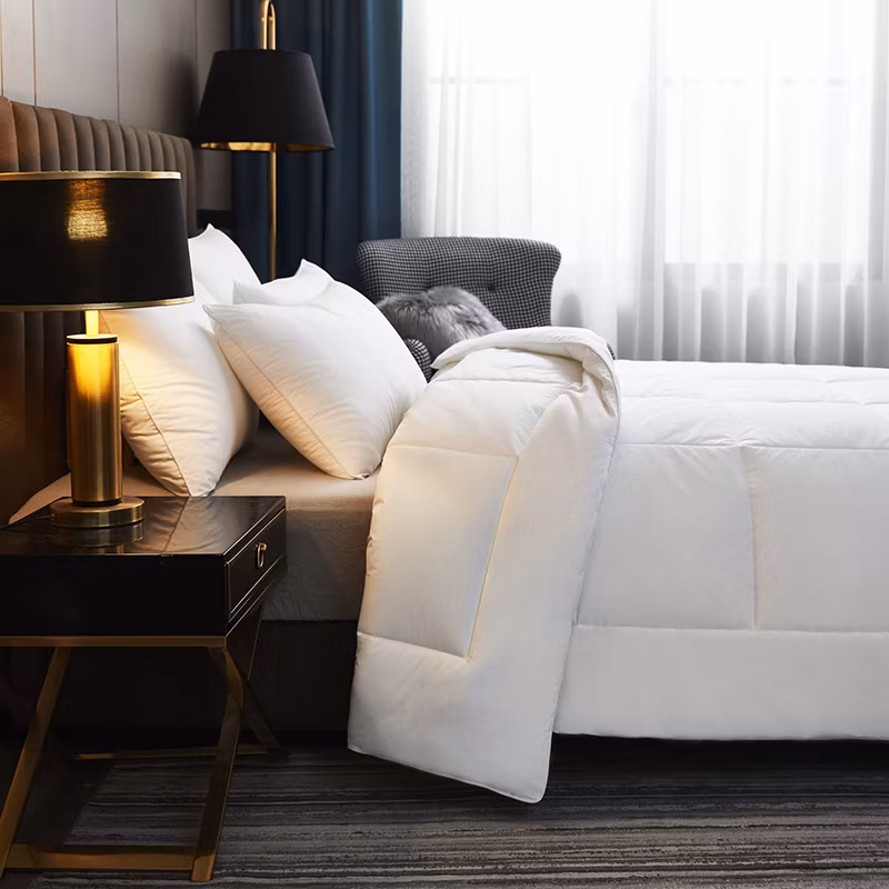 Hotel Collection Winter Thick White Microfiber Quilt