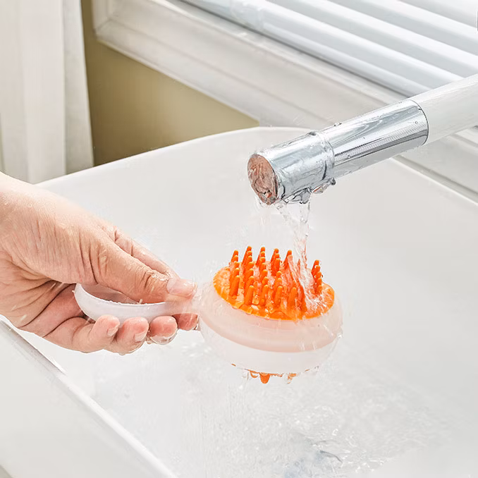 Wholesale Dry and Wet Plastic Pet Cleaning Products, Bath and Shower Massage Combs with Added Body Gel, Soft Silicone Cleaning Brush for Pet Cats and Dogs