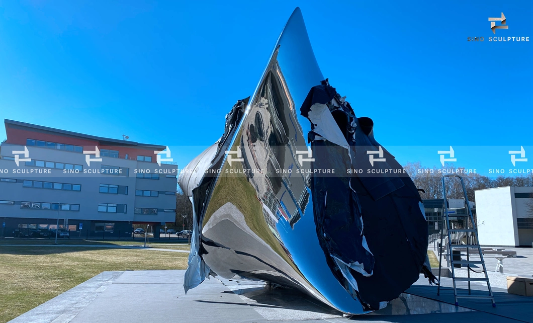 Mirror Stainless Steel Heart Statue of The University