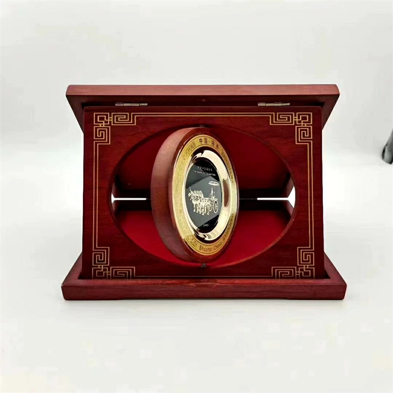 China Creative Round Plate Crystal Glass Trophy with Metal Base Customized Crystal Trophies Souvenir Wood Wooden Plaque