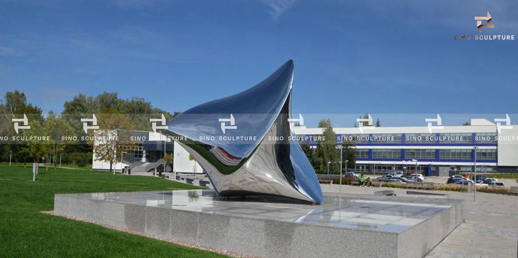 Mirror Stainless Steel Heart Statue of The University