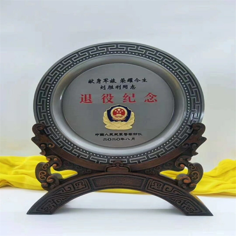 China Creative Round Plate Crystal Glass Trophy with Metal Base Customized Crystal Trophies Souvenir Wood Wooden Plaque