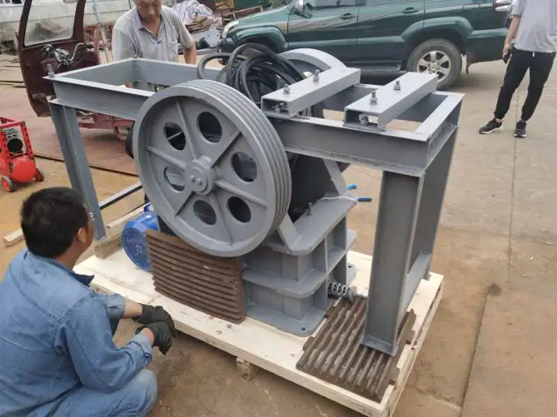 Portable Mobile Mini Stone Rock Crushing Machine Jaw Crusher for Sale