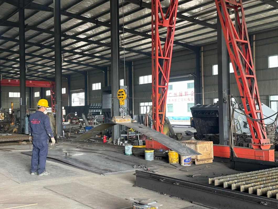 Crawler Type Mobile Crushing Station with an Hourly Production Capacity of 200 Tons Mining Quarry Granite Basalt Limestone Gravel Mobile Screening Cone Crusher