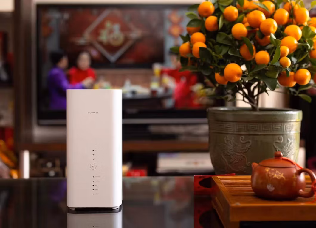 Huawei B818 Unlocked 4G LTE 1600 Mbps Cat19 Mobile Wi-Fi Router (4G LTE in Europe, Asia, Middle East, Africa &amp; 3G Globally) Unlocked SIM Card Router