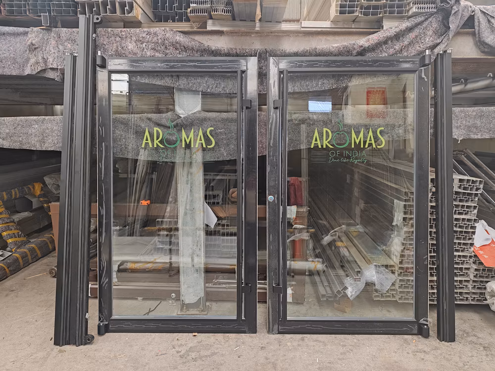 Cheap Exterior Metal/Aluminum/Aluminium Commercial/ Storefront /Front/Shop Hinges Entrance/Entry Swing/Glass Windows and Doors Price with Double Tempered Glass