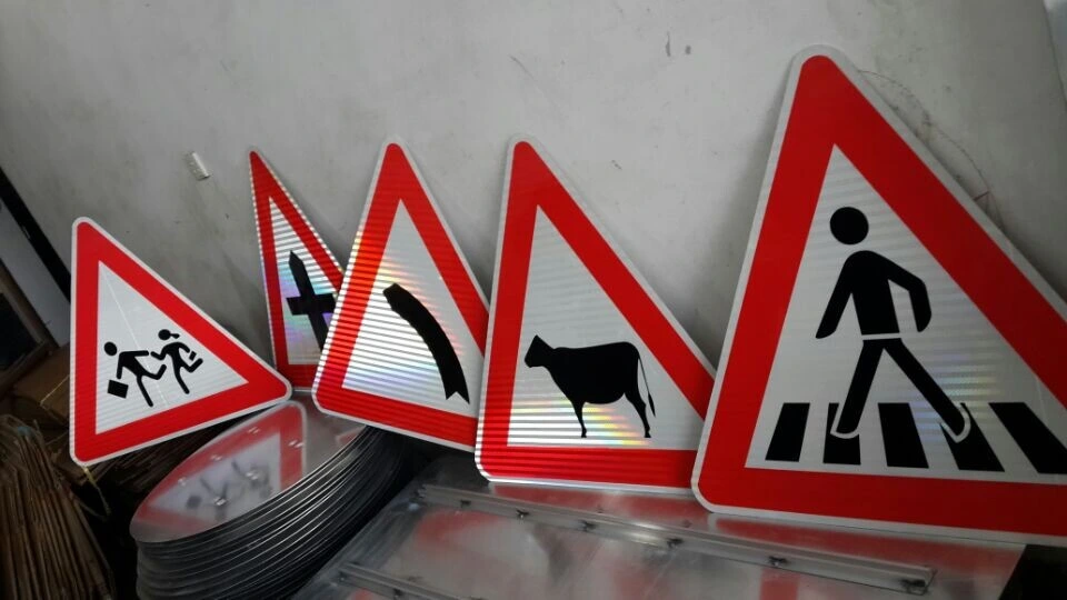 Beijing 19 Years Manufacturer Customized Aluminum Reflective Speed Limited Warning Traffic Sign Symbols LED Traffic Sign