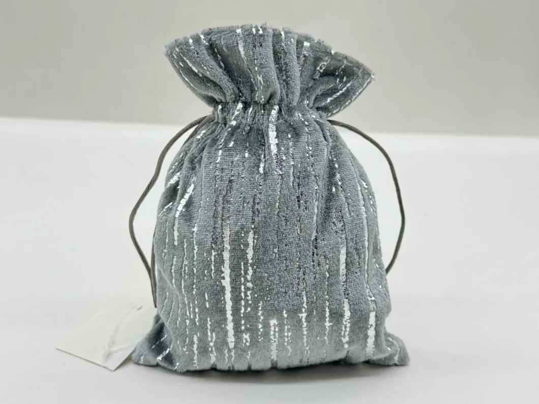 Best-Selling Christmas Velvet Drawstring Bag Manufacturer&prime;s Candy Apple Flannel Cloth for Holiday Gift Wrapping