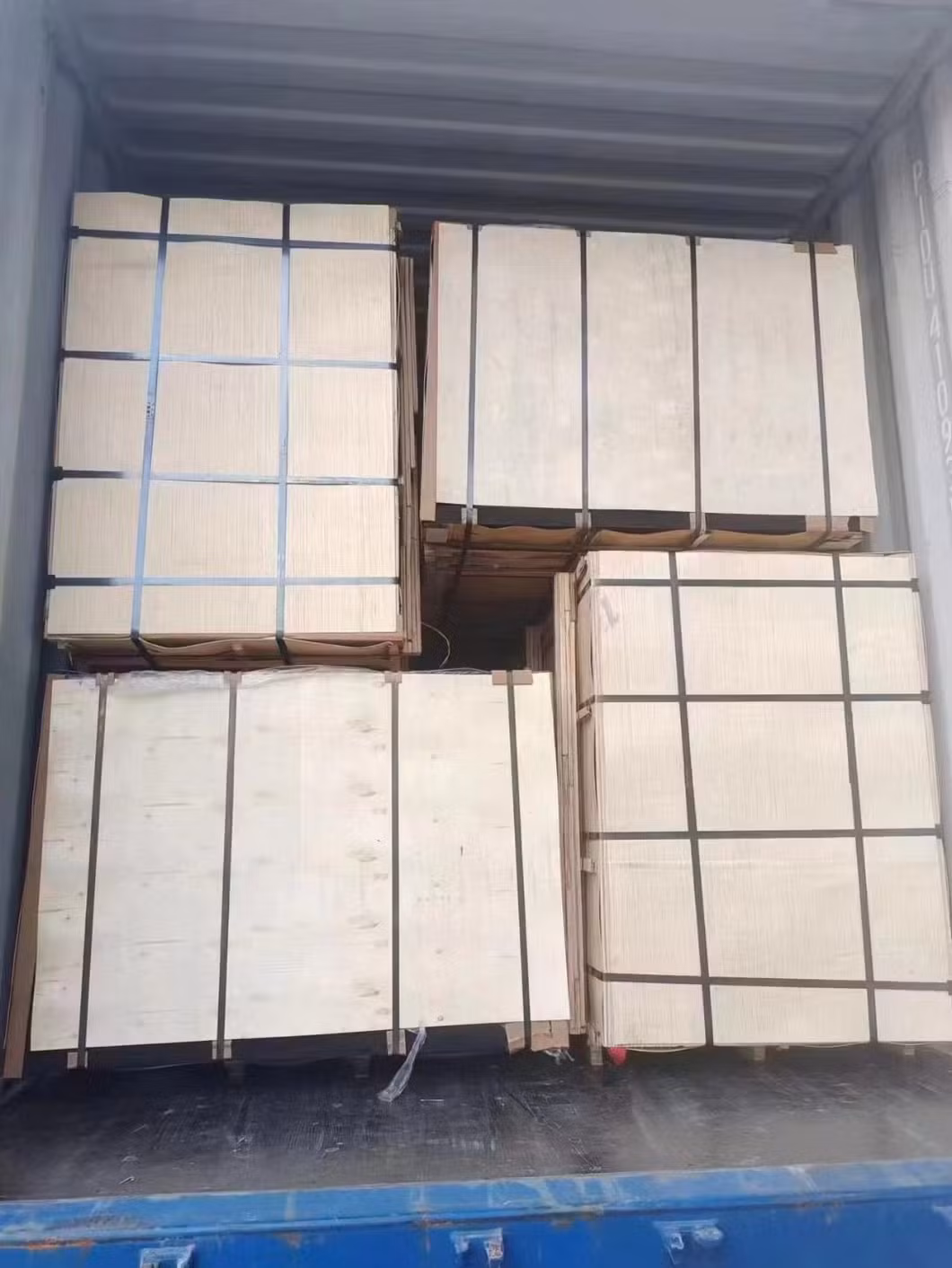 China Manufacturer Wholesale 12/15/18mm Dubai MDF Melamine Faced Wood Grain MDF Board Price for Wardrobe