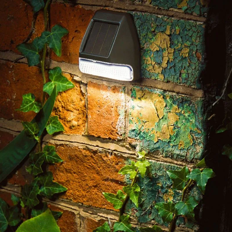 Wholesale Quality Solar Powered Waterproof Outdoor Garden Wall Step Lamp Hot Selling Plastic Fence Wall Solar Decorative Lantern Hot Sensor Solar Wall Light