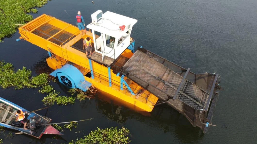 Flywheel Knife Type Water Hyacinth Cutting Ship