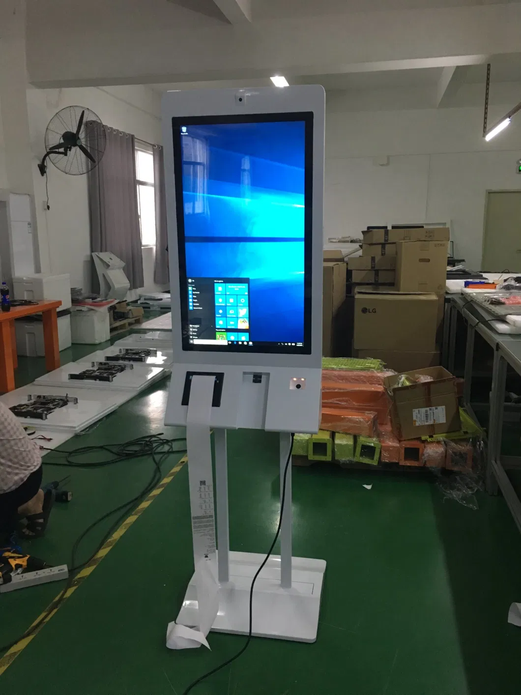 Touch Screen 32&quot; Capacitive Touch Screen Payment Kiosk with Camera Scanner Printer and POS Machine Holder Touch Screen Kiosk