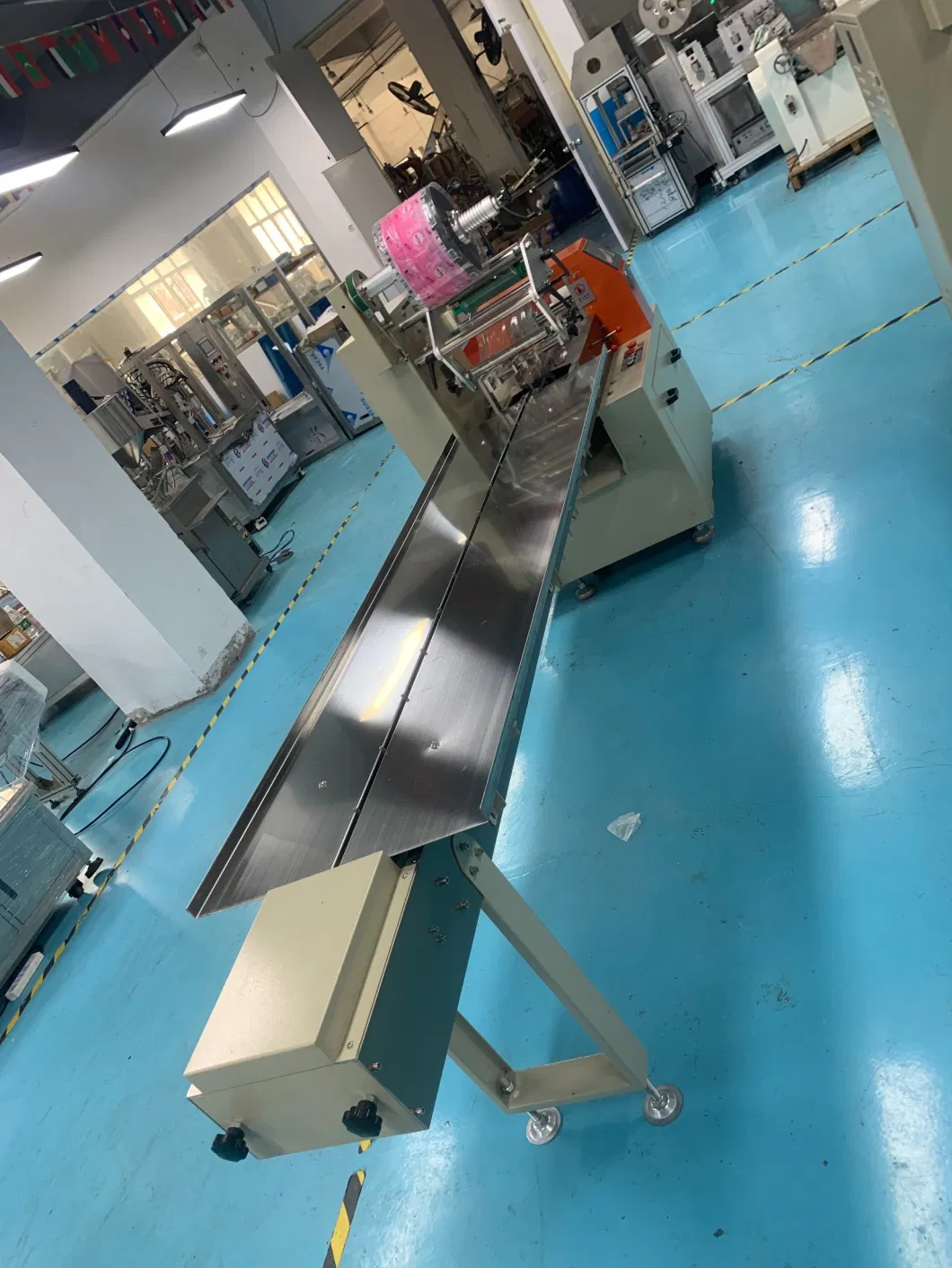 Fully Automatic Horizontal Packaging Chocolate Bar Candy Wrapping Soap Flow Spoon Sanitary Cotton Making Pillow Packing Machine