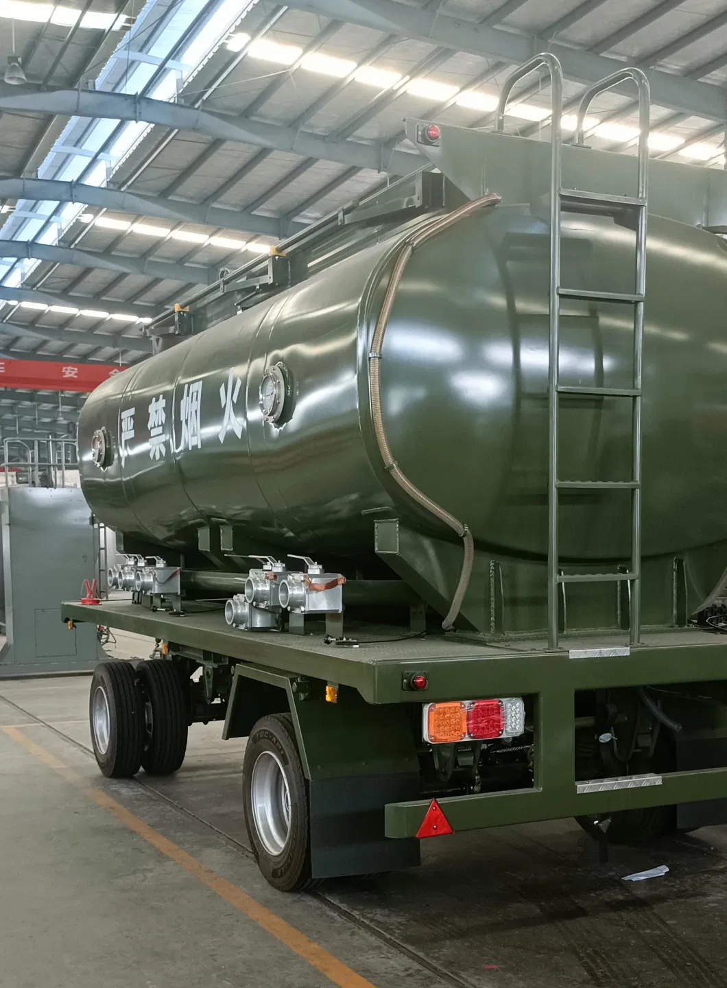 Wheels 4X2 5m3 10m3 15m3 20m3 New Tank Trucks 10 Wheeler 20000liters Carbon Diesel Steel Fuel Tanker Truck Tank Full Trailer