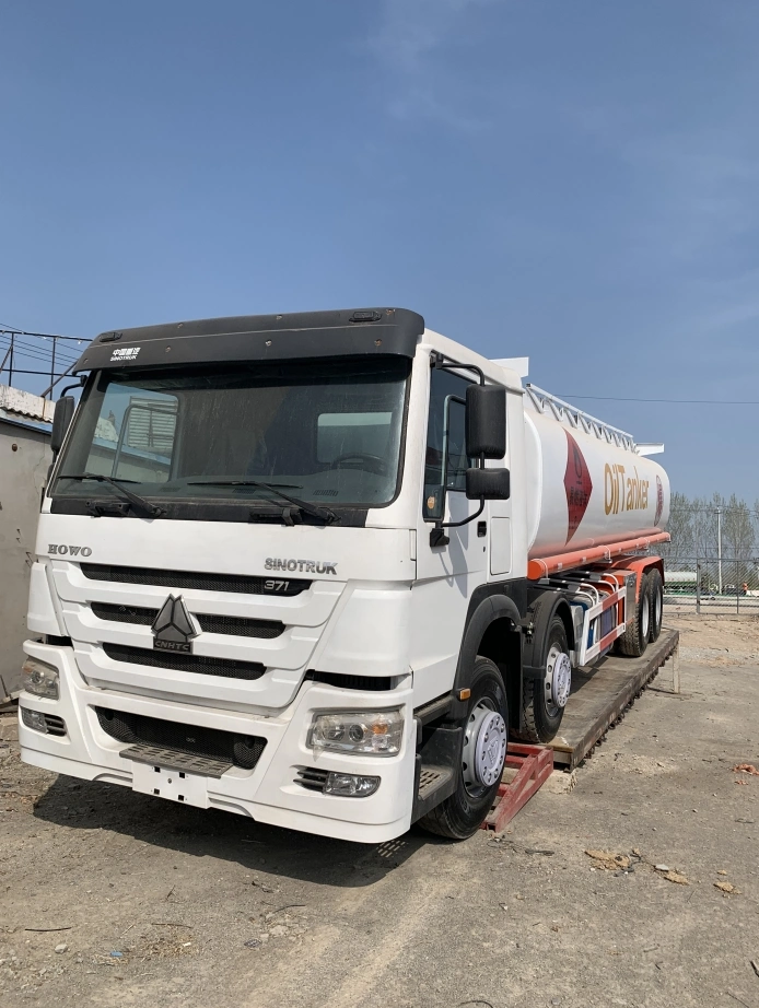 Used Sinotruk 6X4/8X4 25/30/35cbm 30000 Liters HOWO Fuel Oil Tanker Tank Truck Shacman Rhd/LHD Fuel Tanker Truck with Fuel Dispenser and Refueling Gun