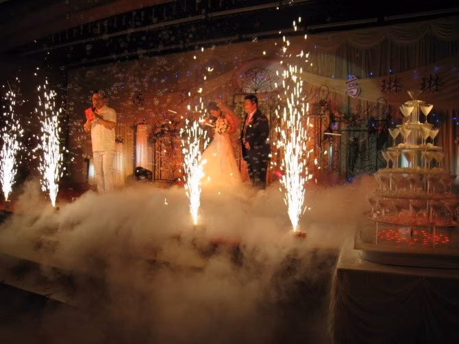 Hot Sale DMX Remote Mini Cold Spark Machine Wedding Cold Pyrotechnics Fountain Sparkler Machine