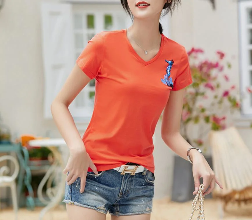 New Design Women&prime; S V-Neck T-Shirt with Logo