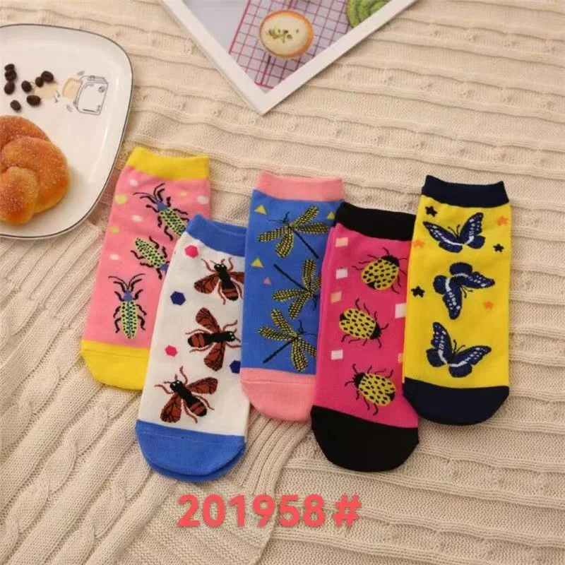 Wholesale Cotton Bright Red Cartoon Christmas Lovely Japanese Socks