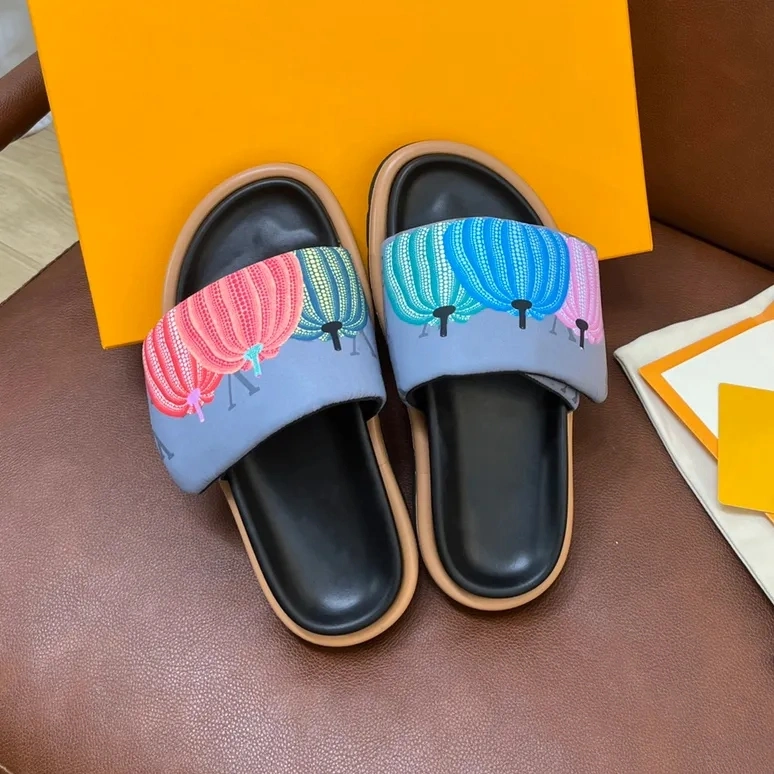 Designer Sliders Slippers Women Men Pool Pillow Flat Comfort Mules Slides Fashion Classic Prints Embossed Summer Sandals Black Grey Beach Fashion Shoes