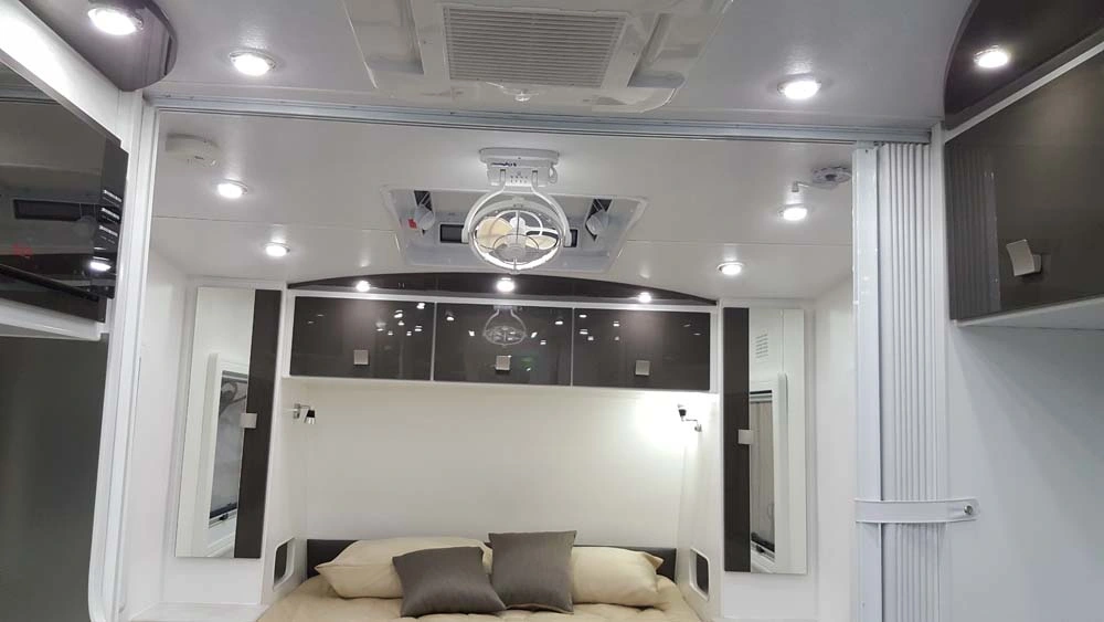 High Quality Factory Supply on Road Light Weight Camping Caravan Motorhome Van with Electric Awning for Sale