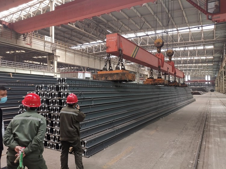 4-60kg Qu Q235 55q 45/50/U71mn Industrial Standards Railway Light Heavy Crane Steel Rails Track Railroad Stainless Heat Treated Rail