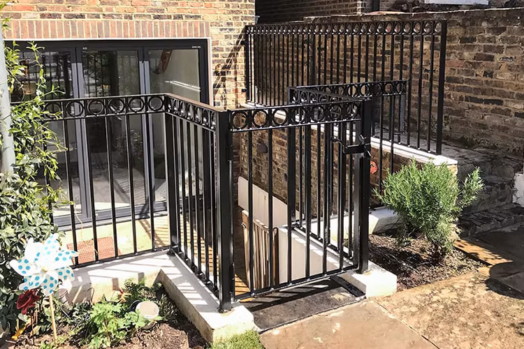 Pengxian Backyard Privacy Fence China Manufacturers 100mm 120mm Center Space 5FT Wrought Iron Fence for Around Amusement Facilities