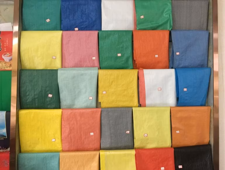 Various Colors PP Woven Fabric/Sheet/Sack in Roll for Producing Bags/Sacks and as Covering Material, Made in China