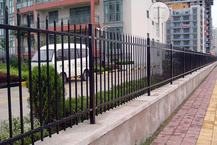 Pengxian Backyard Privacy Fence China Manufacturers 100mm 120mm Center Space 5FT Wrought Iron Fence for Around Amusement Facilities