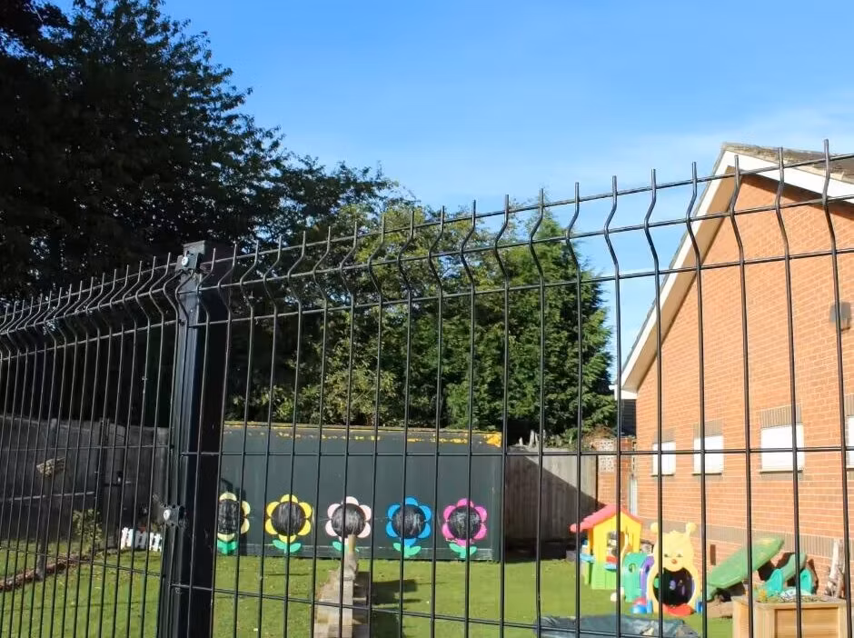 Galvanized 3D Panel Fence 3D Curved Steel Welded Fence Curved Wire Fence V Mesh Wire Fence Security Fence