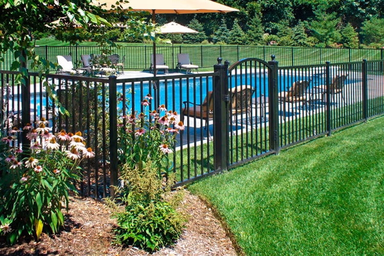 Pengxian Backyard Privacy Fence China Manufacturers 100mm 120mm Center Space 5FT Wrought Iron Fence for Around Amusement Facilities