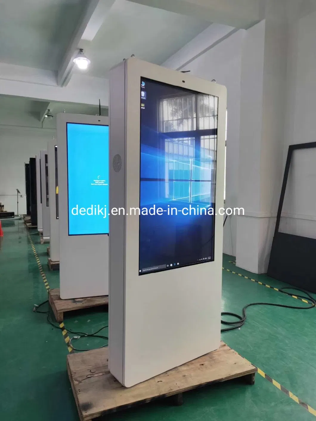 55inch Outdoor Payment Kiosk with Capacitive Touch Screen, Camera, Scanner, Printer and POS Machine Holder for Restaurant Digital Signage and Advertising Player