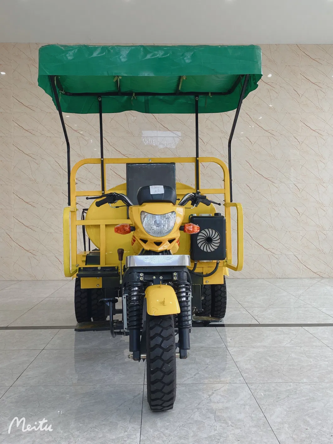 2019 New Factory Top Quality Oil Tank Water Delivery Tricycle Motorcycle Motorized Rickshaw Tricycle with Water Tank